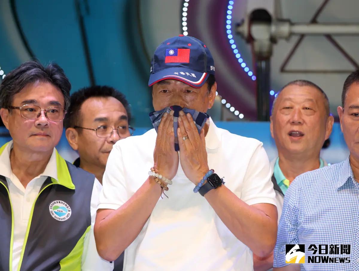 ▲柯文哲、郭台銘昨晚出席台北市計程車工會普渡餐會，但柯文哲並未領情喝下郭陣營準備的咖啡、奶茶；對此，郭今在臉書發文表示，希望有機會能再一起喝杯奶茶，共商國事。（圖／記者陳明中攝）