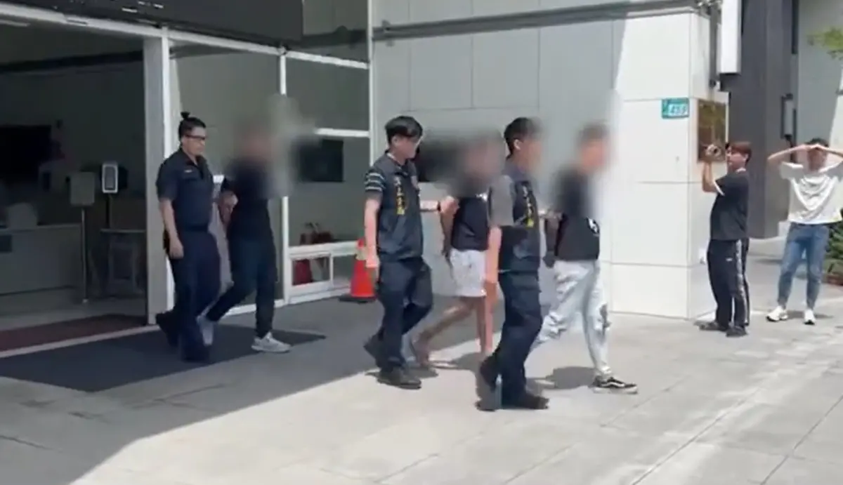 ▲本月26日，周男運送6支笑氣鋼瓶到汐止，卻遭3男持刀打劫，警方陸續逮捕3嫌，法院裁定羈押禁見。（圖／翻攝畫面）