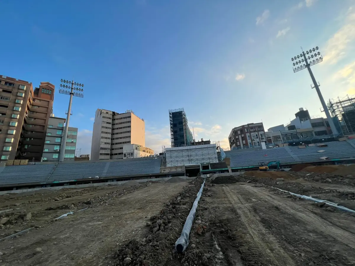 ▲新竹棒球場透水管。（圖／翻攝自「揚名實業」臉書）