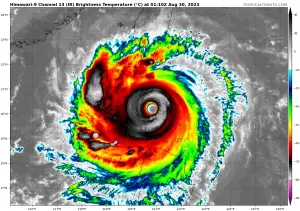蘇拉颱風「雙眼牆」達巔峰強度！暴風圈將掃南台灣　風雨今明最劇
