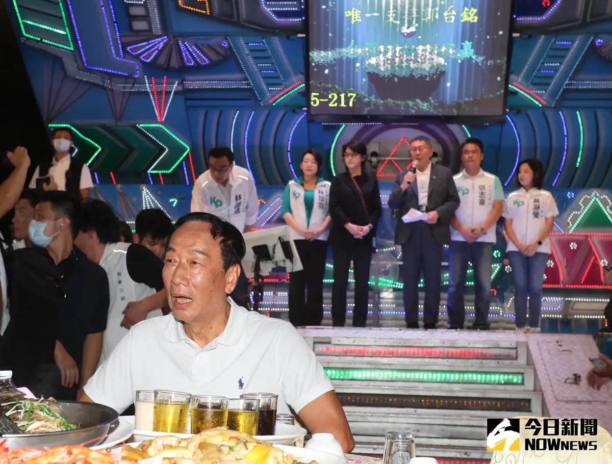 ▲鴻海集團創辦人郭台銘和民眾黨主席柯文哲同台，柯文哲致詞時，電子看板上寫「唯一支持郭台銘」。（圖／記者陳明中攝，2023.08.29）