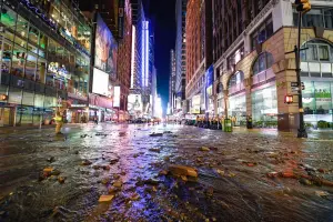 紐約時報廣場水漫道路！127年老舊水管破裂　180萬加侖水灌地鐵站
