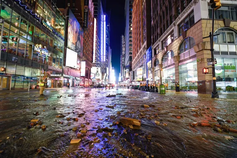 ▲美國紐約時報廣場於當地時間週二凌晨3點左右，一條具有127年歷史的水管破裂，大量水流湧出將地鐵站軌道變成小河流，連街道上都因此積水數吋深。（圖／美聯社／達志影像）