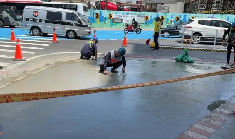 ▲高雄車站前建國路為高雄市東西向幹道，周邊商圈林立，高市府已於日前針對站前建國二、三路進行人行環境改善進行施工，預計於今年底完工。（圖／高市府提供）