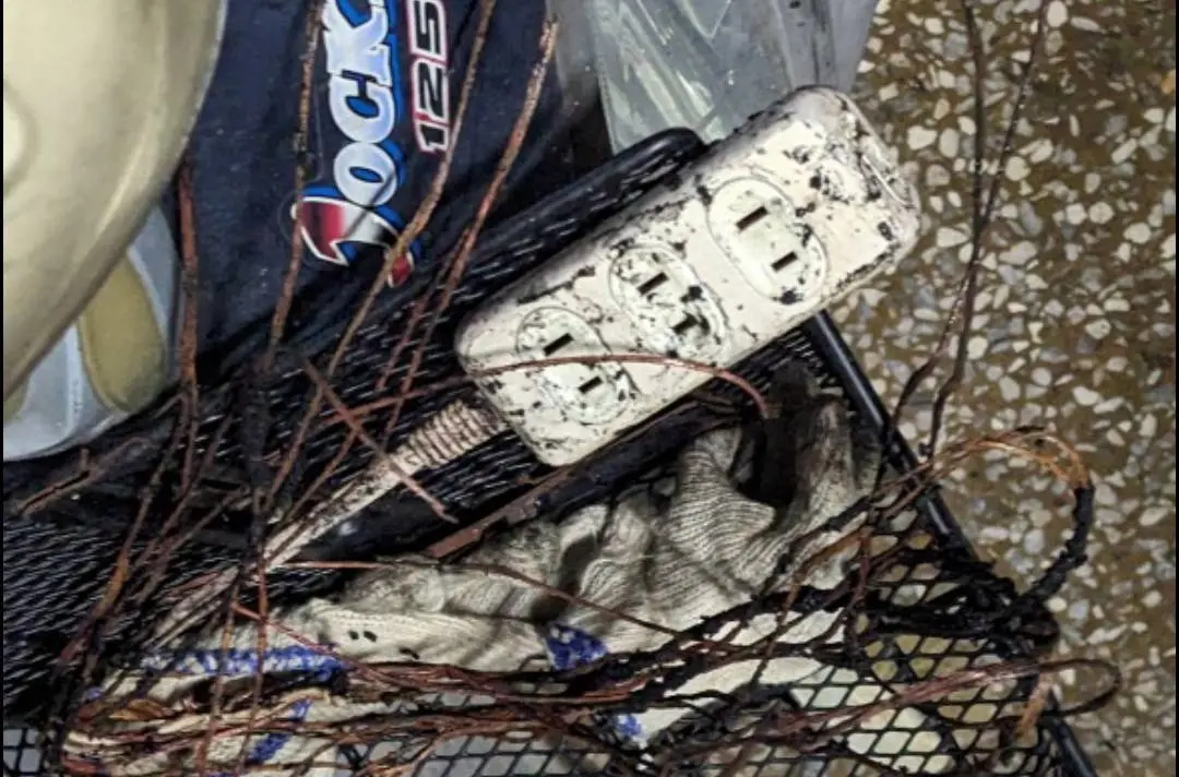 ▲高雄市岡山區一民宅疑似為延長線短路引起，使周邊紙箱包裝品等易燃物遭引燃，高市消防局建議避免多種插座集中使用。（圖／高市消防局提供）