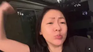 ▲女兒開學前一晚,小S興奮地跳舞、無聲歡呼。(圖/翻攝自小S IG) ▲女兒開學前一晚,小S興奮地跳舞、無聲歡呼。(圖/翻攝自小S IG)