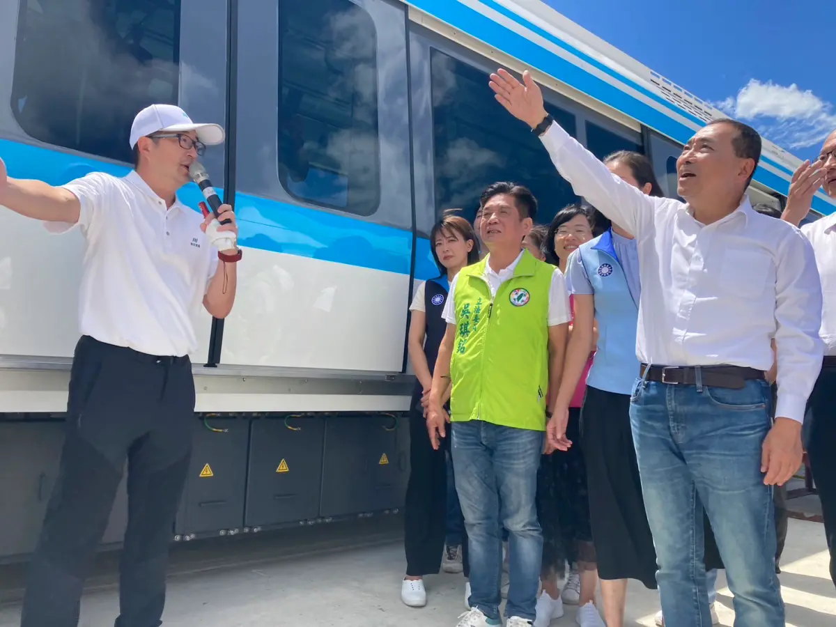 ▲侯友宜視察三鶯線首列車。（圖 ／新北市政府捷運工程局提供）