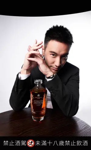 王陽明 ▲王陽明除了演員身分,更是位不走主流道路的創業家,與「創世者桶陳金門高粱酒」同樣具開創之魂。(圖/品牌提供)