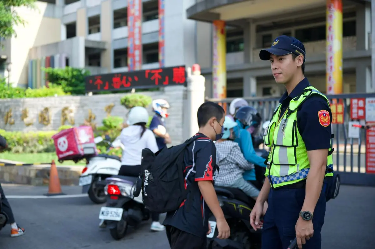 ▲交警在校園周邊執行護童專案，卻意外引來網友熱烈討論。（圖／翻攝自TCPB 局長室 ）