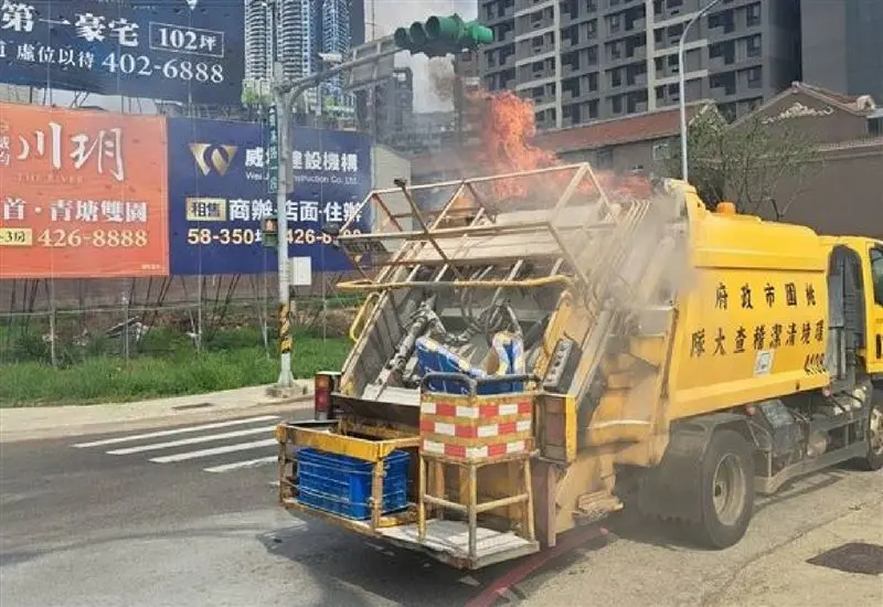 ▲桃園市政府環保局一輛垃圾車，昨（29）日在青埔執勤時，車斗突然竄出濃煙火舌。（圖／翻攝畫面）