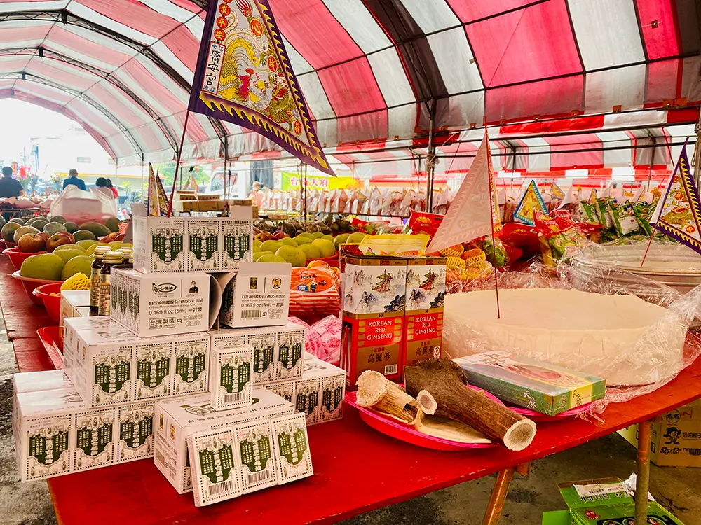 ▲新營濟安宮今天特別舉辦「藥普」，中藥材鹿茸、人參及品名「萬應」的蚊蟲藥堆如小山，祈求國人都能健康、平安（圖／記者張振興攝,2023,08,30）