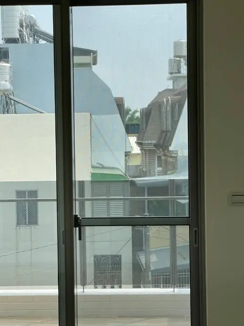 ▲房子從陽台、窗戶看出，不要正對水塔，因為水塔像藥罐，會有「藥罐煞」，影響健康。（示意圖／買房知識家 A你的Q臉書）