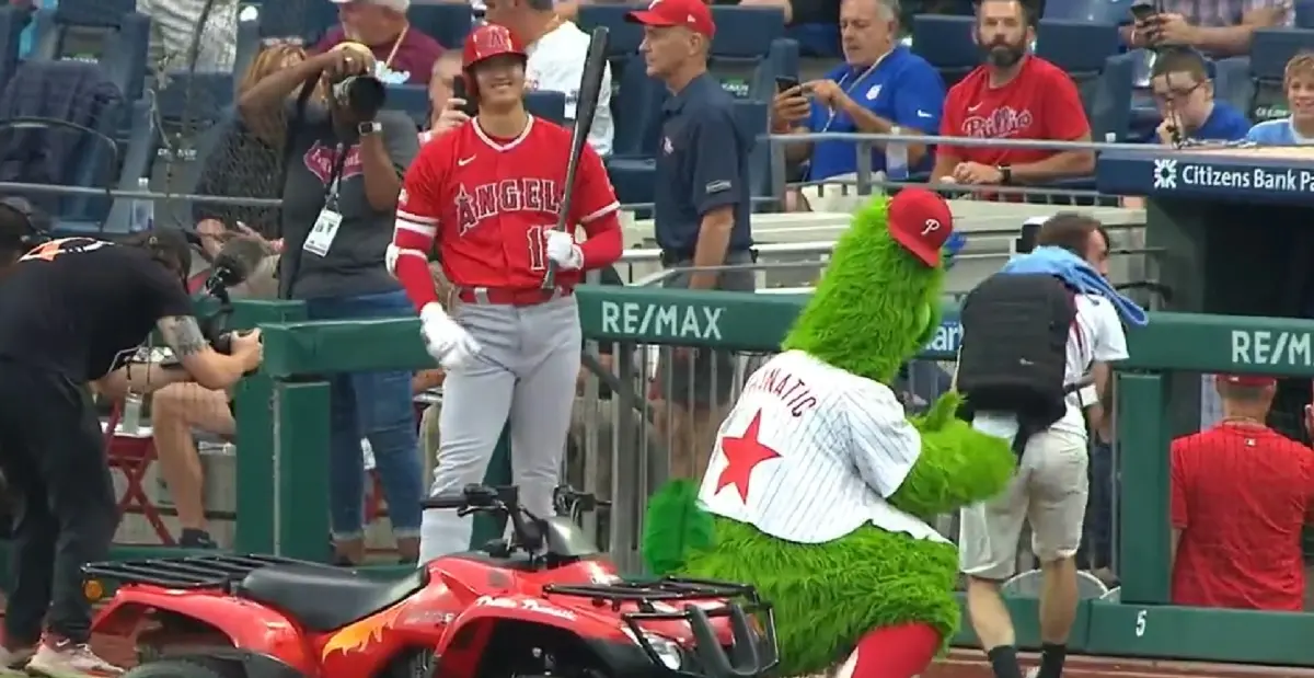 ▲大谷翔平作客來到費城，與費城費城人的吉祥物「費納寶（Phanatic）」互動吸引眼球。（圖／翻攝自YouTube）