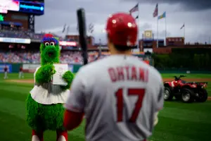 ▲大谷翔和費城費城人的吉祥物「費納寶（Phanatic）」的十分有趣。（圖／美聯社／達志影像）