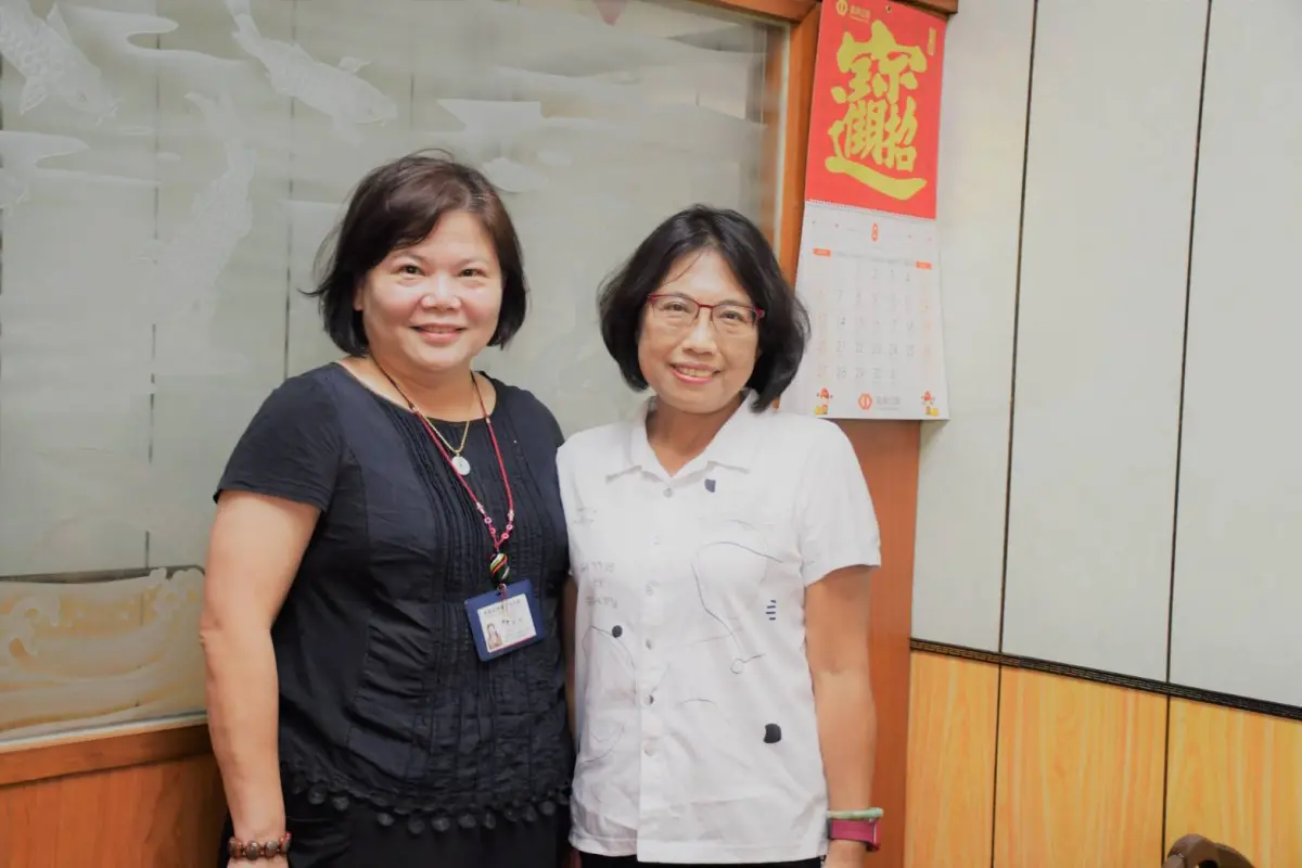 ▲斗六就業中心王麗娟就服員(左)積極協助陳美惠(右)求職，並運用僱用獎助措施讓她成功錄取同慶纖維公司（圖／雲嘉南分署提供）