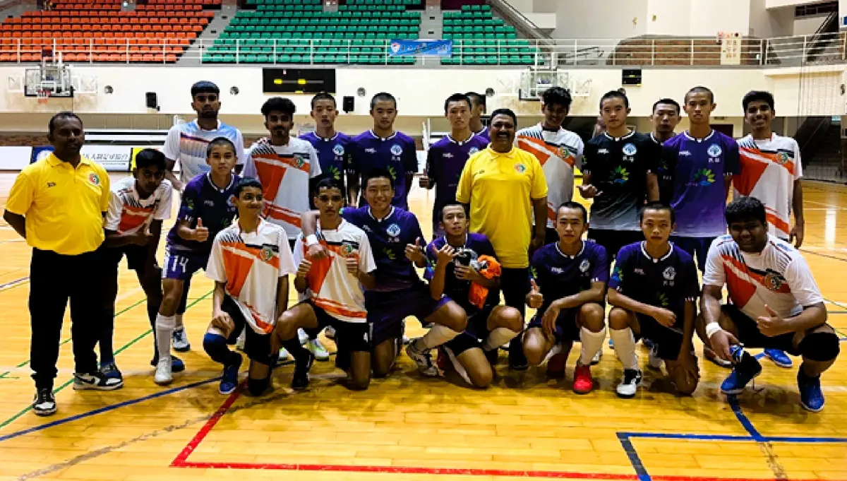 ▲印度五人制足球隊與民雄農工賽前合影。（吳鳳科大提供）