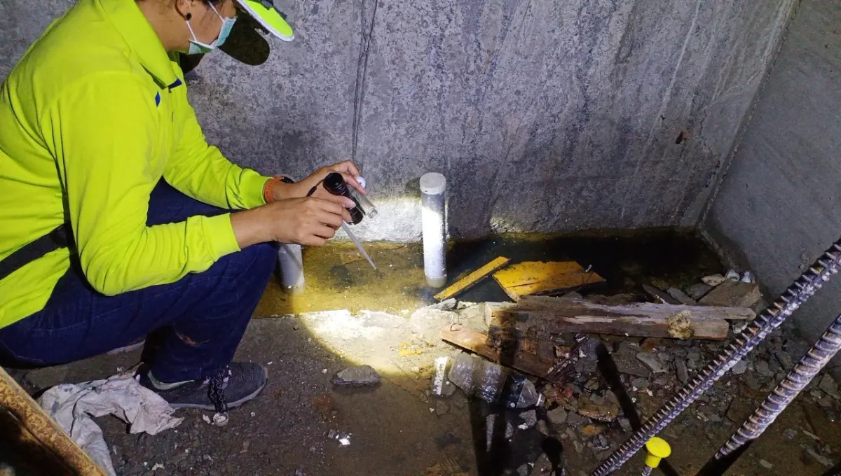 ▲和築建設小港區工地內壁溝積水孳生孑孓。（圖／高雄市衛生局提供）