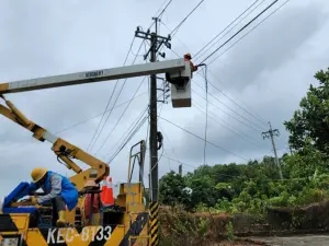 蘇拉颱風害屏東停電6,680戶　台電動員百人搶修復電
