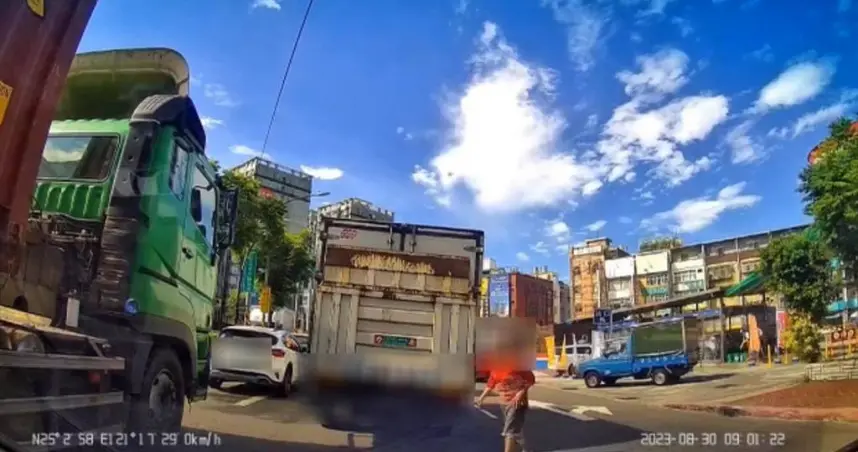 ▲陳婦違規穿越馬路遭曳引車輾斃。（圖／翻攝畫面）