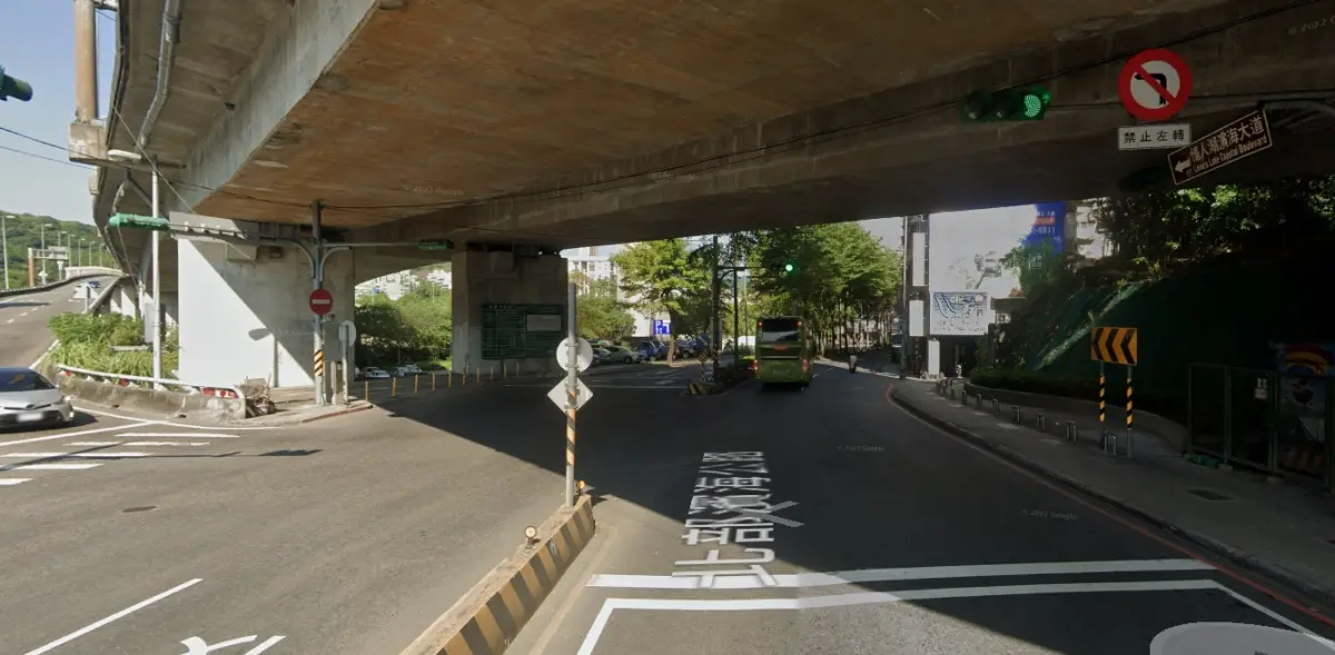 ▲黃姓男子過彎時疑因重心不穩，導致小貨車當場翻覆。（圖／翻攝畫面）