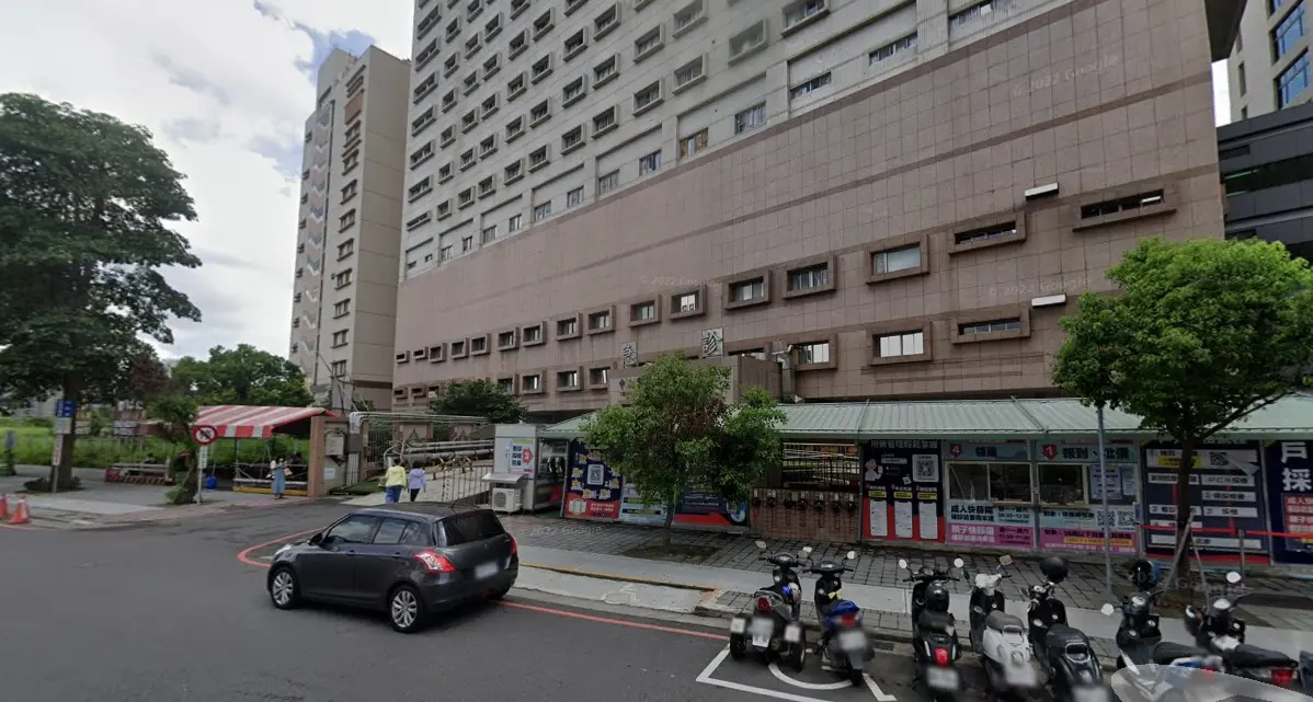 ▲警消趕抵後，立刻協助張男送醫治療。（圖／翻攝畫面）