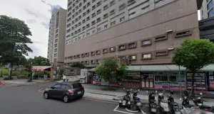 好痛!台中男手指放門縫慘遭夾斷 鮮血狂流緊急送醫縫合