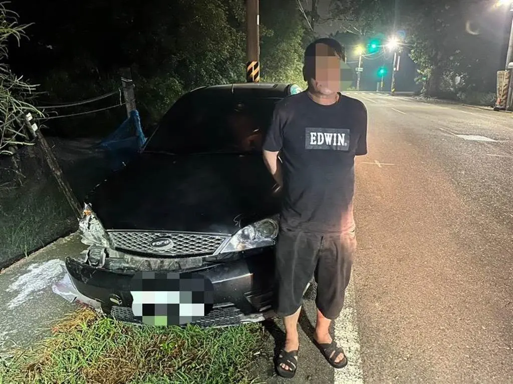 ▲高雄橋頭區五林路段，昨天晚間一名51歲楊姓男子，涉嫌酒駕撞1輛機車後肇逃，48歲的蘇姓機車騎車送醫不治，豈料楊男犯後不當回事，跑到超商購物，由於身上酒氣濃厚，臉上還有玻璃碎片，被巡邏員警發現，當場逮捕。（圖／翻攝畫面）