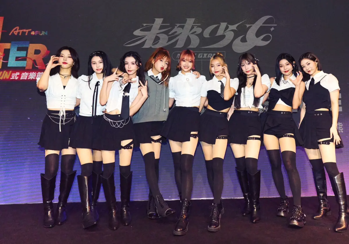 ▲ 幻藍小熊成員平均僅18歲，所以公司下了禁愛令，希望她們專心在演藝事業上。左起為Ayeon、媛媛、毓、采甄、Nico、Vicky、Bido、容容、XXIN心茗。（圖／天空娛樂提供）