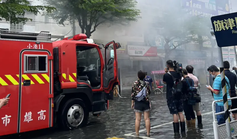 影／又淹水又起火！高雄旗津渡船口前租車行冒白煙　警消涉水馳援