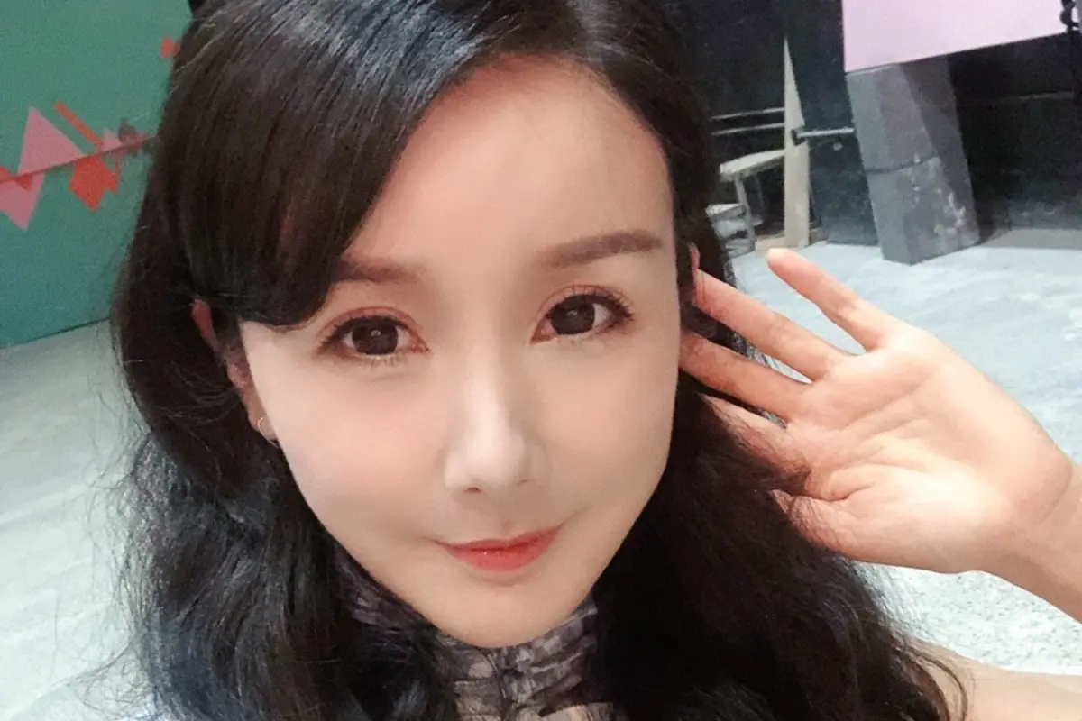 ▲李玟生前遭《中國好聲音》導演欺辱，孫菲菲因此憶起當年自己被劇組人員吐痰、痛毆內幕。（圖 / 孫菲菲微博）