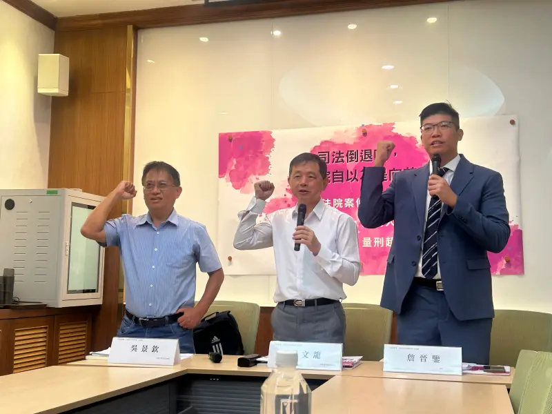 ▲台灣陪審團協會理事長鄭文龍(中) 今偕同真理大學法律學系教授吳景欽、律師詹晉鑒共同舉行記者會(圖/記者林怡昕攝,2023.08.31)