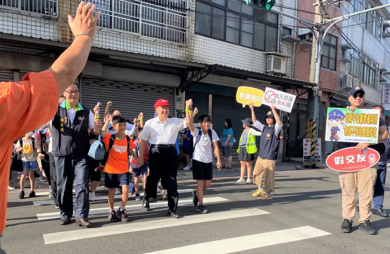 ▲楊文科化身馬利歐，提醒學生要「舉手過馬路，提升能見度」，也要眼看四面、耳聽八方，並希望駕駛人行經路口要減速慢行並要看、要停。（圖／新竹縣政府提供）