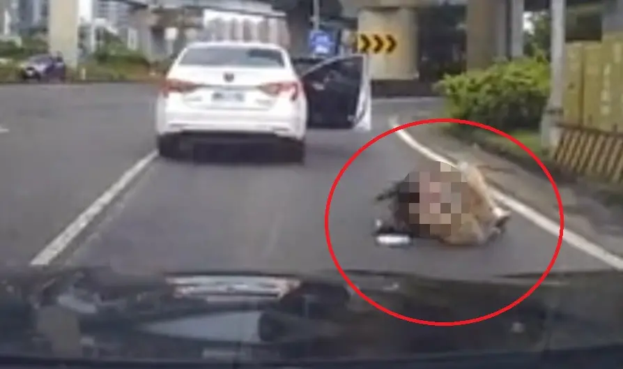 ▲高雄一對夫妻爆發口角，汪姓妻子竟開車門跳車，讓後方駕駛嚇壞緊急煞車。（圖／翻攝社會事新聞影音）