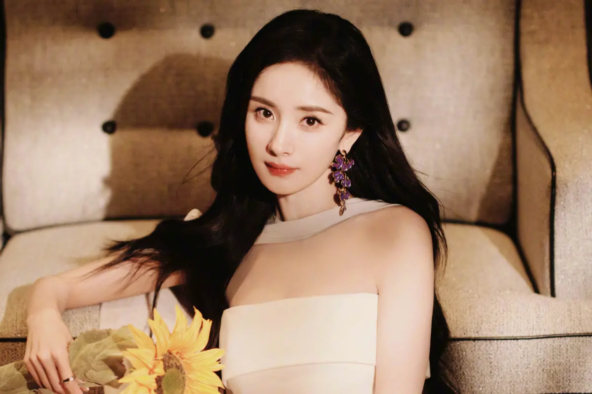 ▲李玟曾遭《中國好聲音》導演霸凌，連楊冪當新人時，也被導演直扇耳光；趙麗穎拍親密戲，導演不清場，讓眾人看光光。（圖 / 楊冪工作室微博）