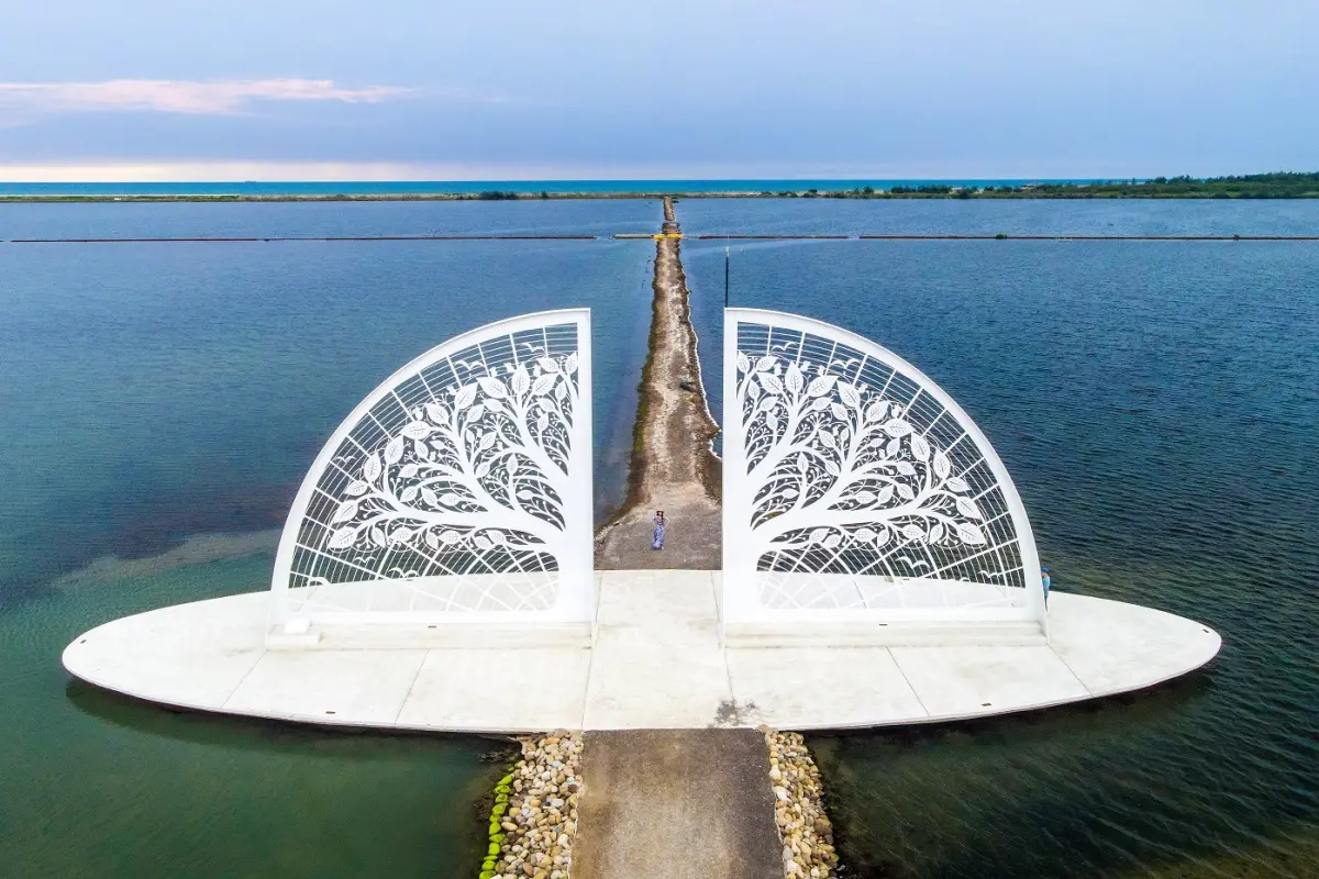 ▲台南新景點「生命之樹」矗立於扇形鹽田中，兼具引導功能。（圖／台南市觀旅局提供）