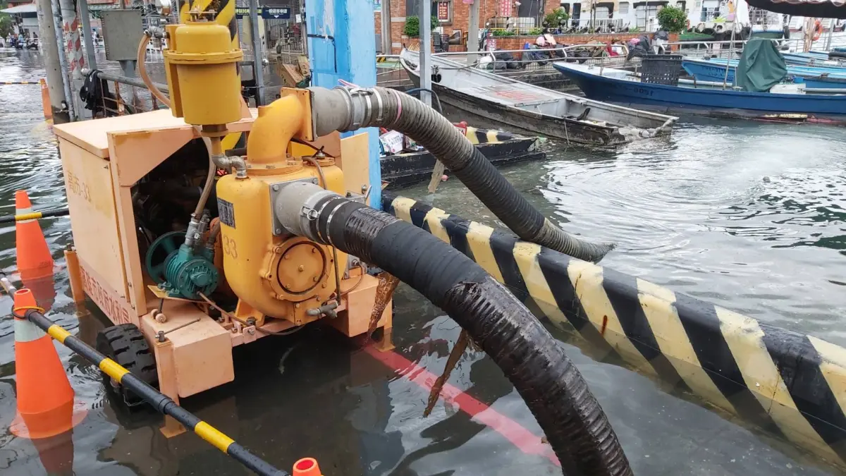 ▲高雄市今（31）日受颱風低壓靠近及天文大潮影響，潮位為近20年新高，臨海低窪地區受到潮汐影響陸續發生道路積淹水情形，高市府水利局緊急啟動抽水機抽水。（圖／高雄市水利局提供）