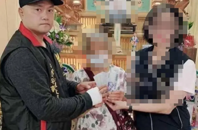 ▲「台灣急難救護協會」前理事長陳在斌（左），被爆出私吞善款，號稱「假面慈善家」，他身背性侵、侵占與毒品等3條通緝罪，今年3月才被警方從汽車旅館逮捕歸案，豈料卻傳出不幸消息，警方24日在台中神岡發現一名男子陳屍車上，經過警方確認，死者為陳在斌。（圖／翻攝臉書）