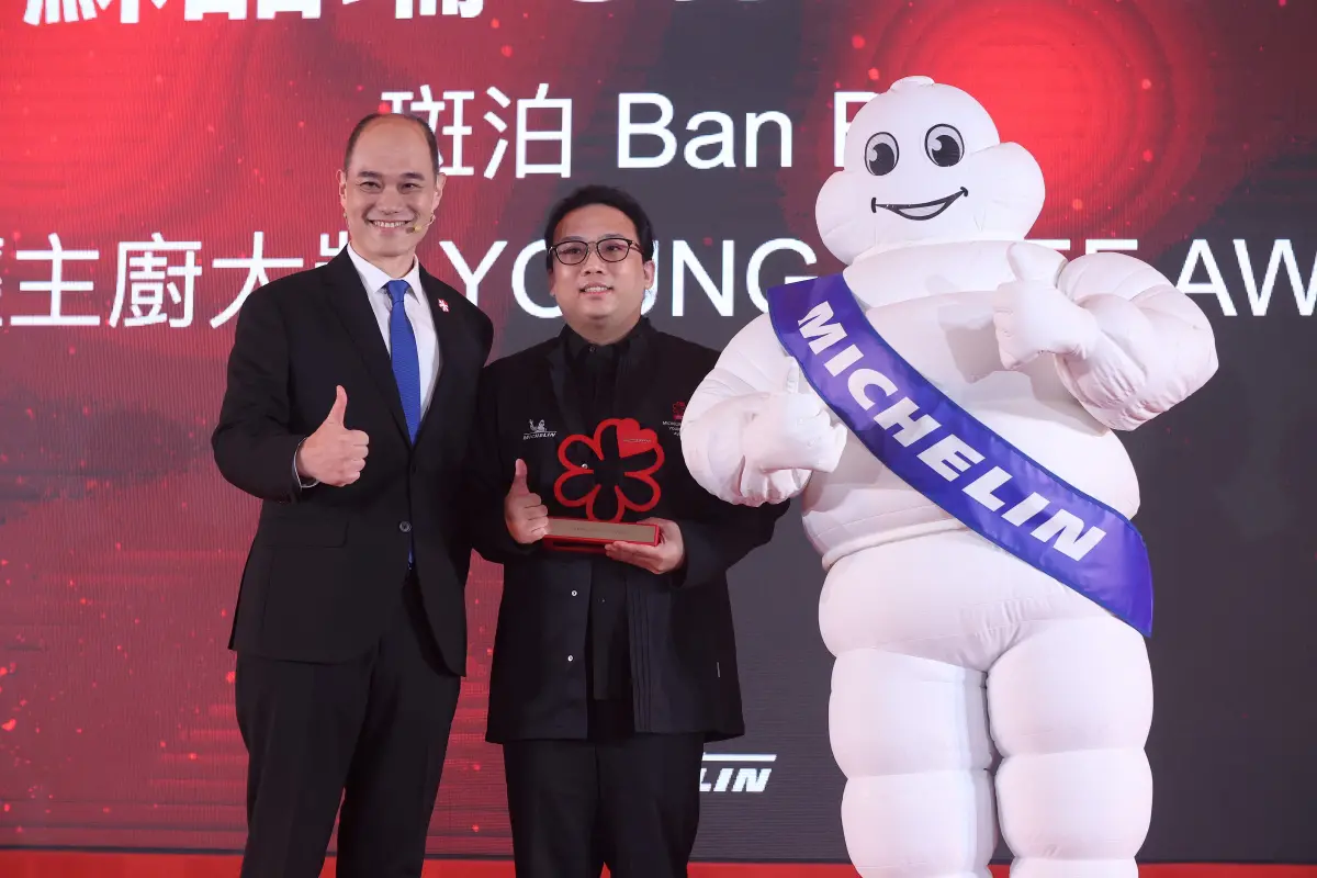 ▲2023《台灣米其林指南》星級餐廳完整名單出爐！並頒發米其林綠星、侍酒師大獎，態芮的何嘉菱拿服務大獎，年輕主廚大獎得主蘇品瑞緊張地講話直發抖，但特別「感謝母親支持，讓我在餐飲路上無憂向前走」。（圖／記者陳明中攝）