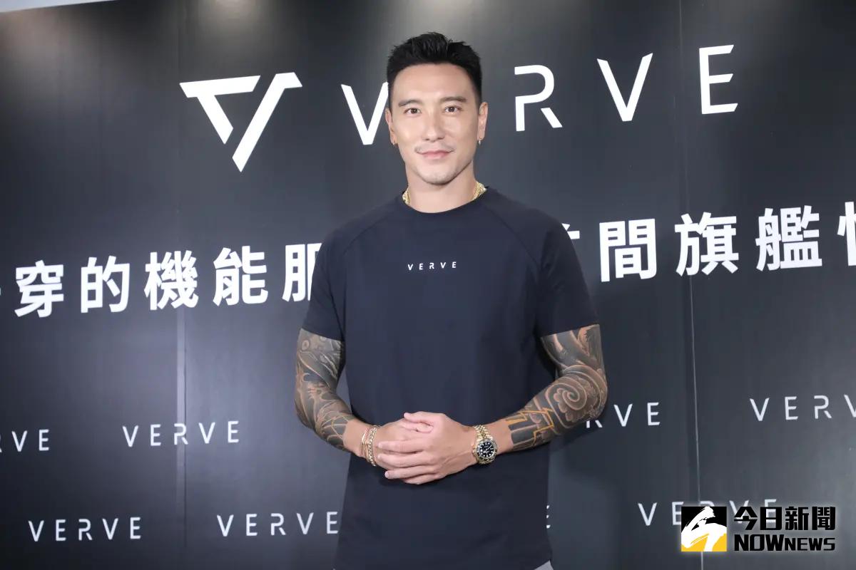 ▲王陽明、蔡詩芸爆婚變後首露面，他臉色凝重無名指沒戴婚戒：「手指沒救了」。（圖／記者鄭孟晃攝影）