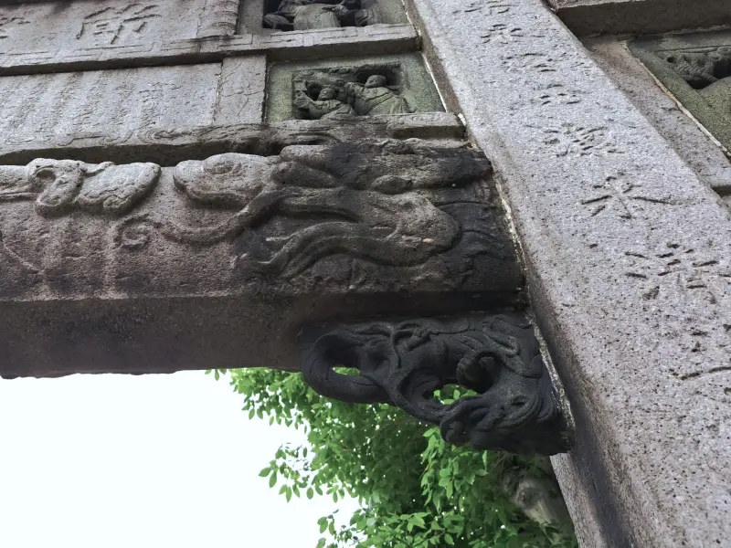 ▲牌坊長年在戶外日曬雨淋，柱體已有明顯垂流的深黑色水漬。（圖／新竹市政府提供）