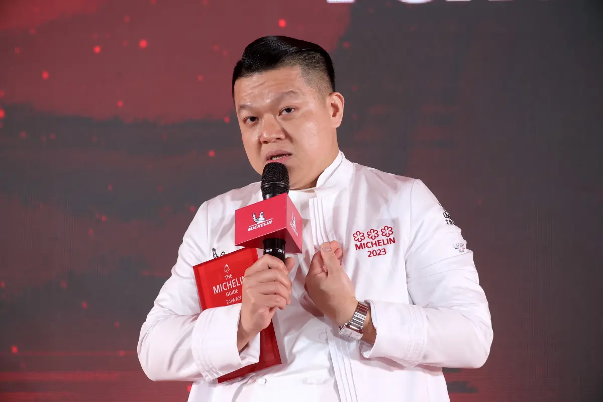 ▲2023《台灣米其林指南》台北態芮TaÏrroir及台中JL Studio新晉三星餐廳，態芮主廚何順凱領獎時說，「謝謝無論黑粉或白粉」，還不小心說出真心話「好希望明天可以休息」。（圖／記者陳明中攝）