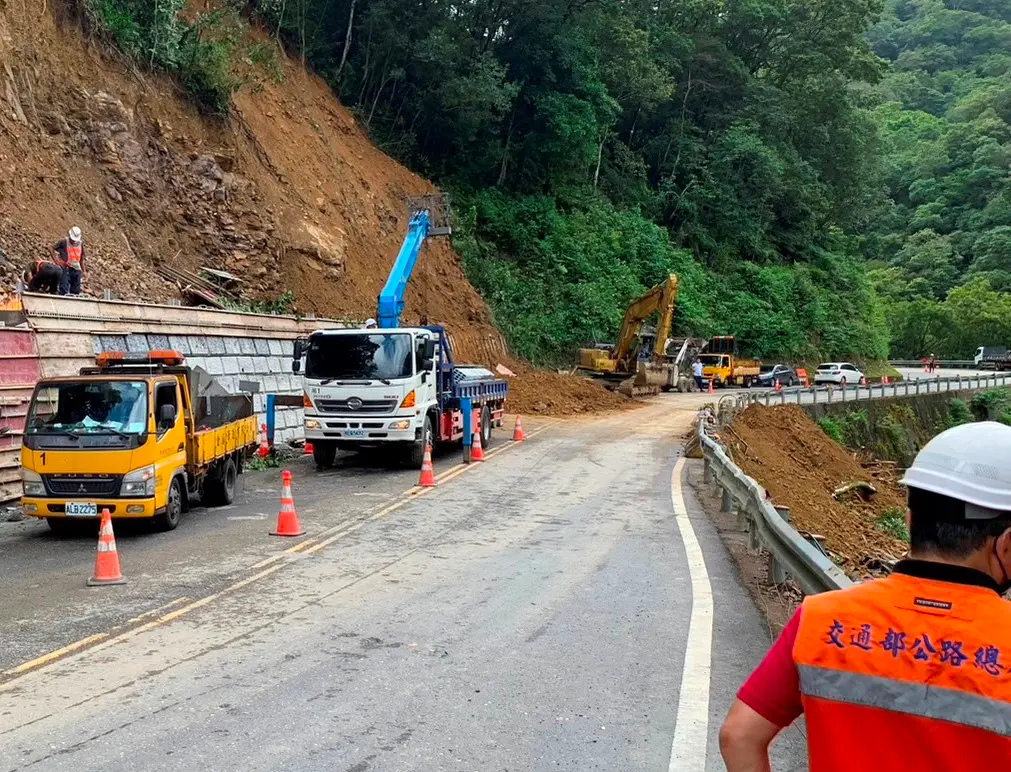 ▲北宜公路凌晨道路發生落石坍方意外，目前交通單向管制通行。（圖 ／新北市政府警察局新店分局提供）
