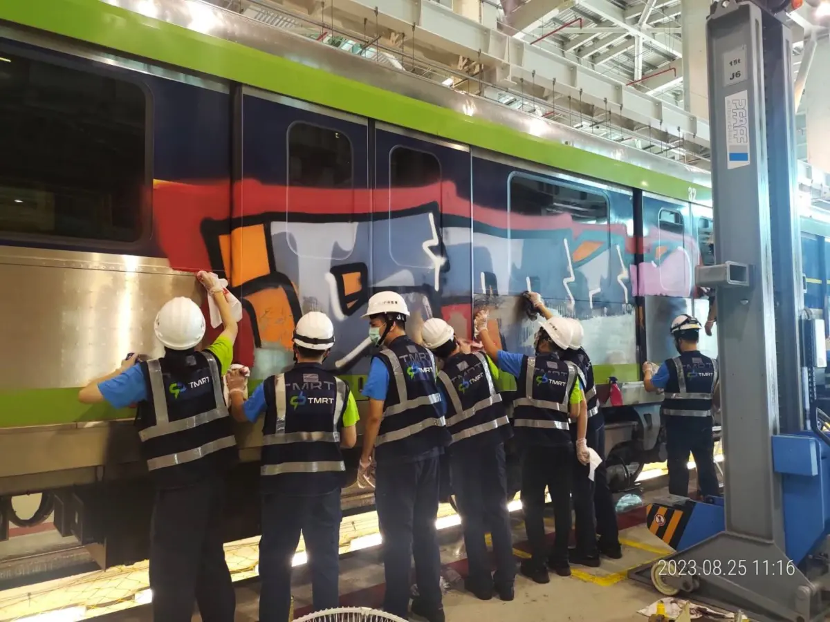 ▲中捷公司人員清除列車上塗鴉。(圖／中捷公司提供2023.8.31)