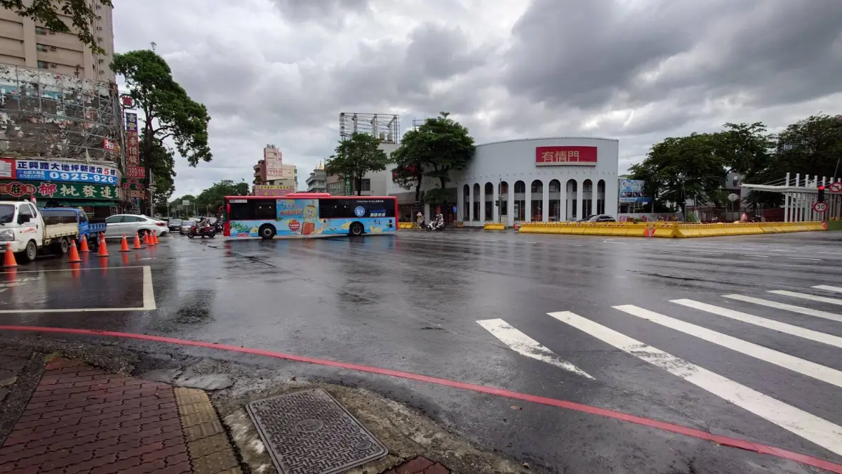 ▲高雄輕軌大順一、二路與民族路口，自9月1日起至10月16日將進行第二階段交維改道。（圖／高市府捷運局提供）