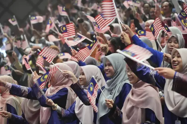 ▲數萬人聚集在馬來西亞行政中心布特拉加亞（PutraJaya）的布城廣場，揮舞手中的國旗並參與大馬國慶儀式。（圖／美聯社／達志影像）