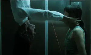 《女鬼橋2》第二支預告曝!王渝萱電梯拉紅線驚見「倒掛女鬼」