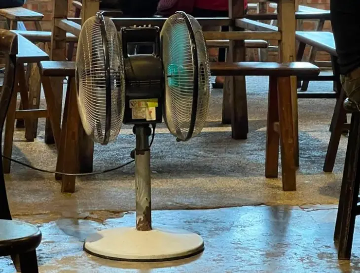 ▲近期就有民眾在一間餐廳目睹外型詭異的「雙頭電扇」，其真身竟是台灣之光，實際效用更是超狂。（圖／網友蕭安邦授權使用）
