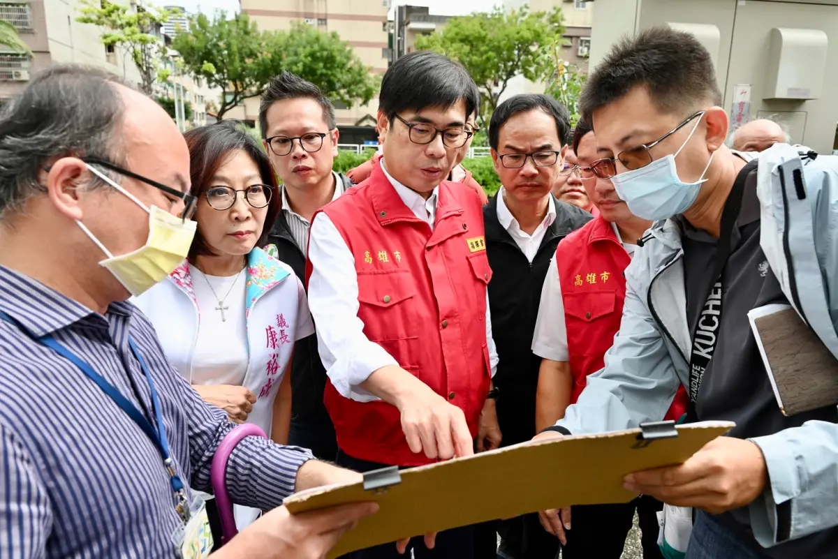 ▲為減緩三民市場因大潮積淹水，市長陳其邁當場要求水利局架設移動式抽水機及調整沿幸福川之防潮閘門操作模式，以因應接下來的大潮情形。（圖／高市府提供）