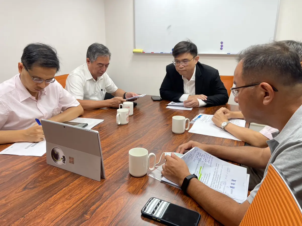 ▲民進黨立委賴瑞隆今（31）日邀集內政部營建署、經濟部水利署及市府水利局就「高雄旗津大潮海水倒灌應急改善工程暨經費」召開緊急研商會議。（圖／賴瑞隆辦公室提供）