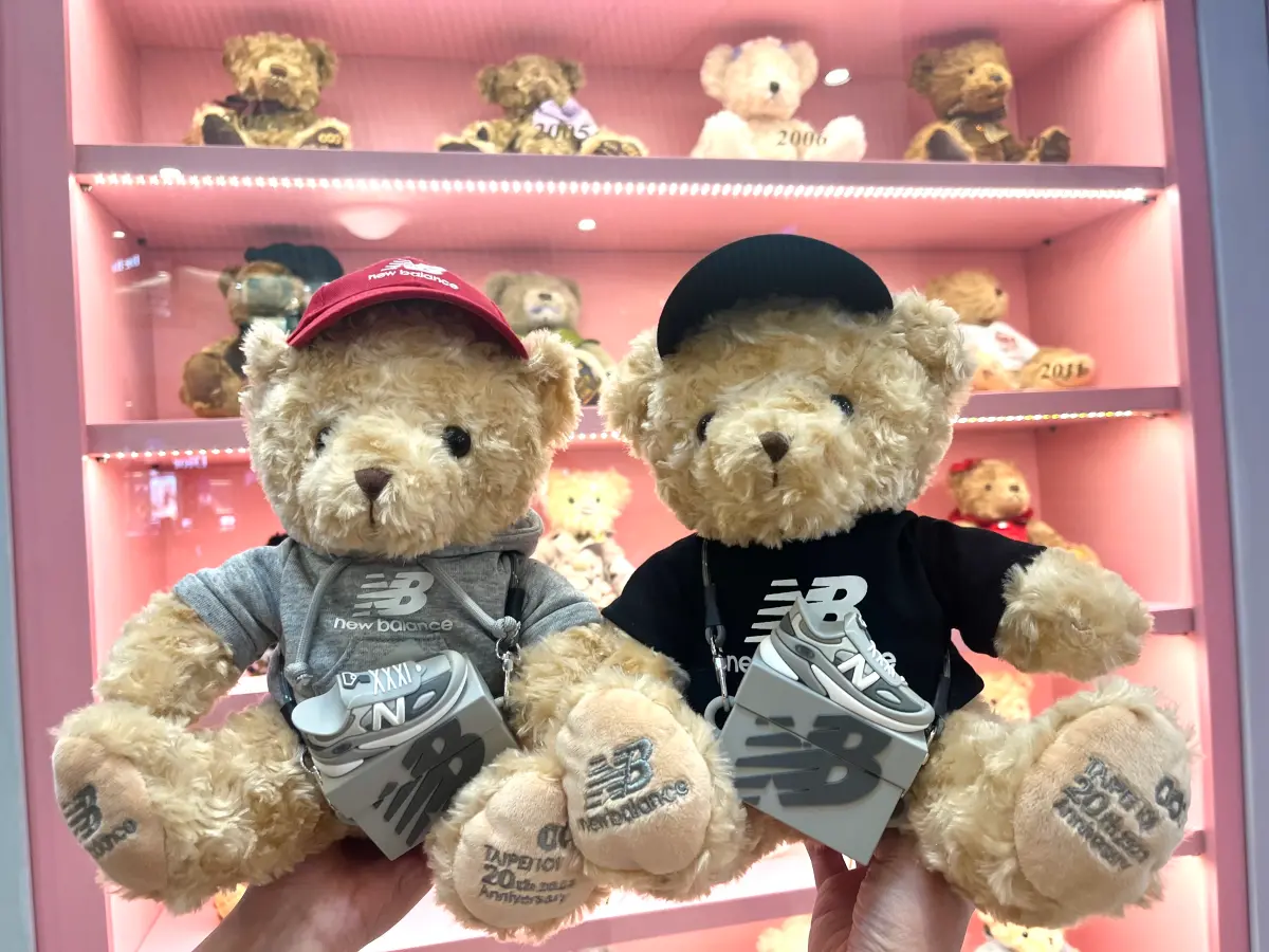 ▲台北101第20代聯名紀念熊登場（左），當日累計消費滿5萬元，可免費獲得1隻。（圖／記者鍾怡婷攝）